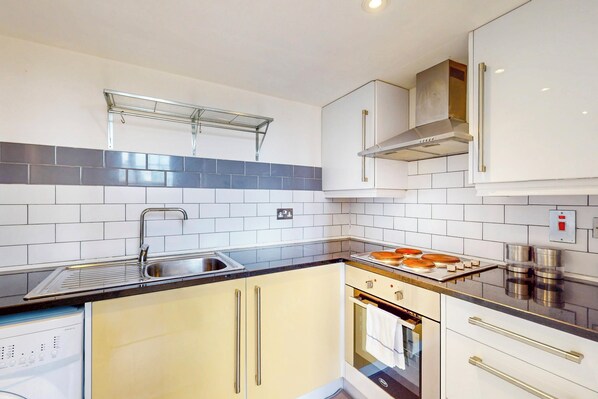 Fridge, oven, stovetop, electric kettle