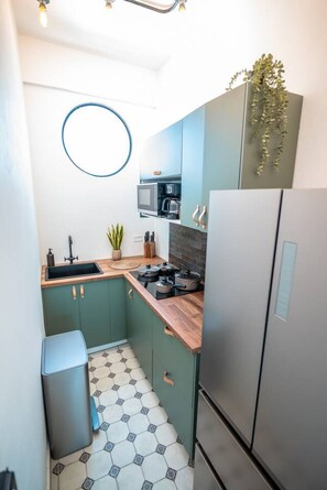 Fridge, microwave, stovetop, coffee/tea maker