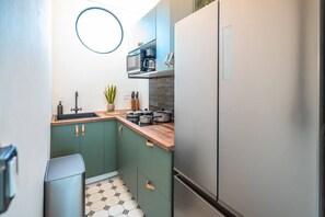 Réfrigérateur, four à micro-ondes, surface de cuisson, cafetière-théière