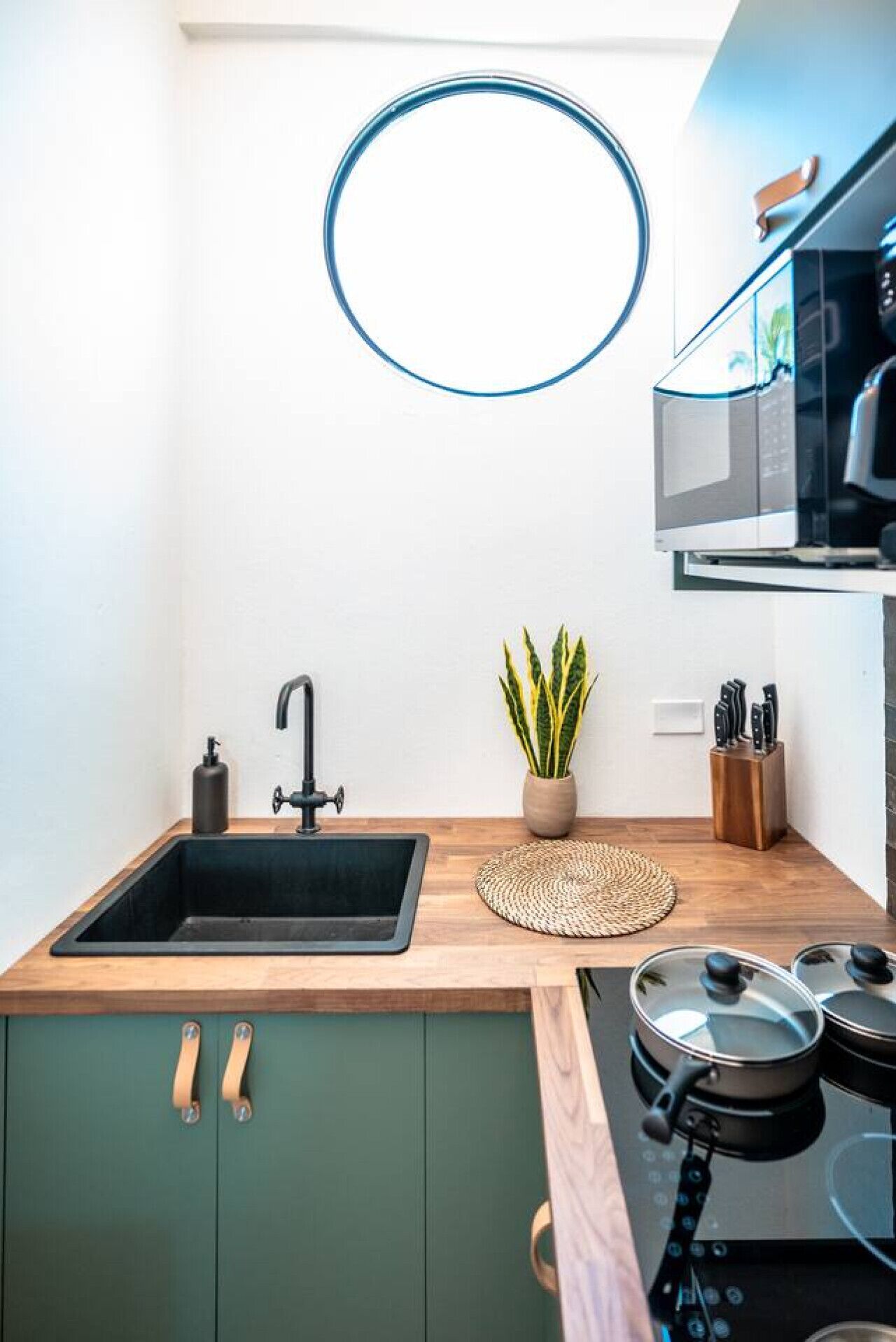 Kühlschrank, Mikrowelle, Herdplatte, Wasserkocher mit Kaffee-/Teezubehör