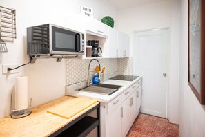 Refrigerador, microondas, parrilla de estufa y cafetera y tetera 
