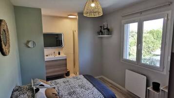 3 bedrooms, iron/ironing board, free WiFi, bed sheets