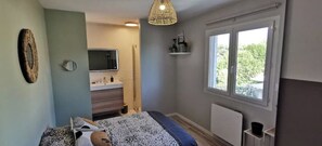 3 bedrooms, iron/ironing board, free WiFi, bed sheets