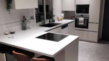 Réfrigérateur, micro-ondes, four, plaque de cuisson