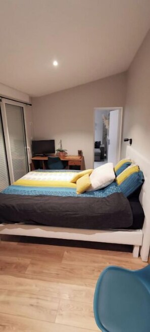 3 bedrooms, iron/ironing board, free WiFi, bed sheets