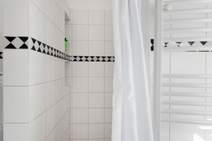 Ducha, secador de pelo y toallas