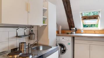 Kühlschrank, Herdplatte, Wasserkocher, Toaster