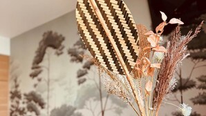 A white vase with dried plants on a round table with a textured mat. - Evasion room - mia casa (Saint-Mitre-les-Remparts)