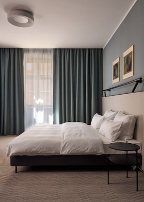 Executive Suite | In-room safe, desk, laptop workspace, blackout drapes