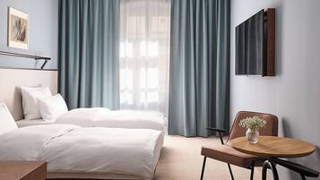 Standard-Zweibettzimmer | Zimmersafe, Schreibtisch, laptopgeeigneter Arbeitsplatz