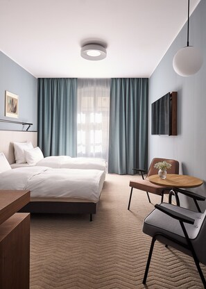 標準雙床房 | 客房內保險箱、書桌、筆電工作空間、遮光布/窗簾