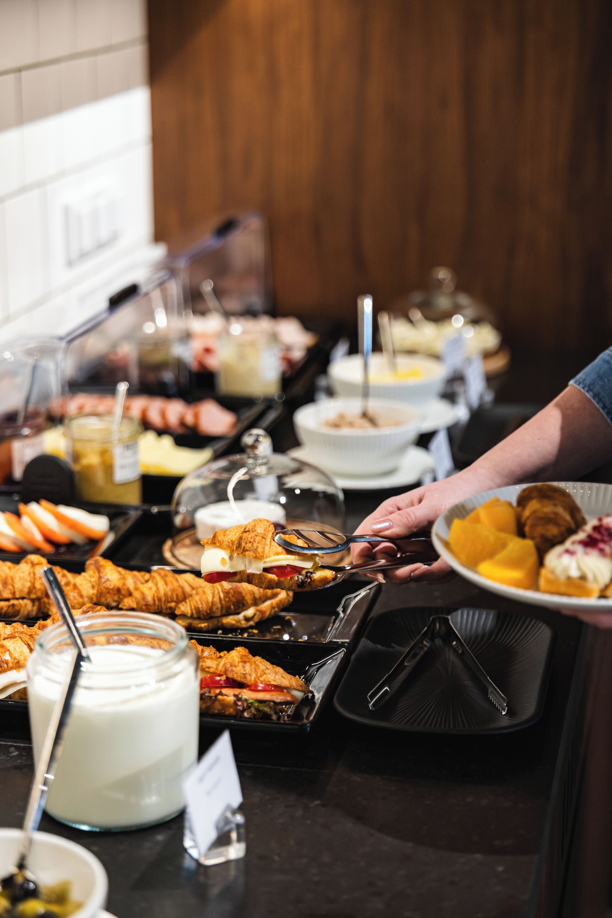 Un buffet proposant une variété de plats, où les clients se servent eux-mêmes.