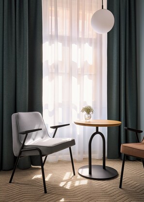 Zimmersafe, Schreibtisch, laptopgeeigneter Arbeitsplatz