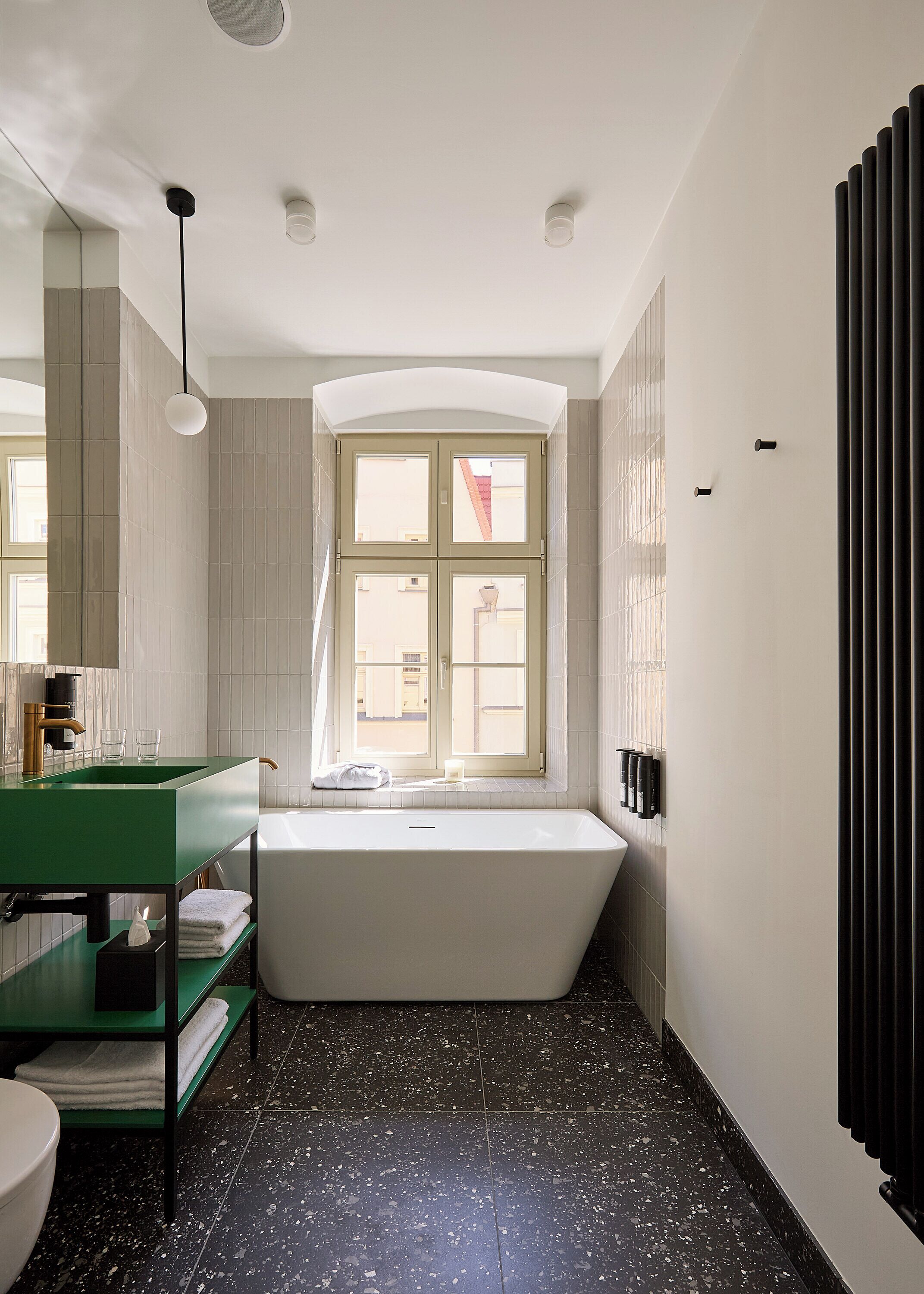 Kamar Double Standar, 1 Tempat Tidur Queen, pemandangan kota | Kamar mandi | Pengering rambut, sandal, handuk, dan sabun