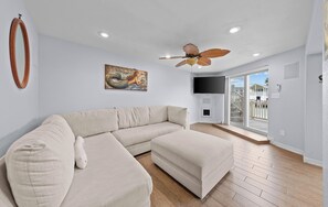 Een televisie, een tafeltennistafel en boeken