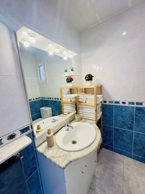 Dusche, Handtücher, Seife, Toilettenpapier