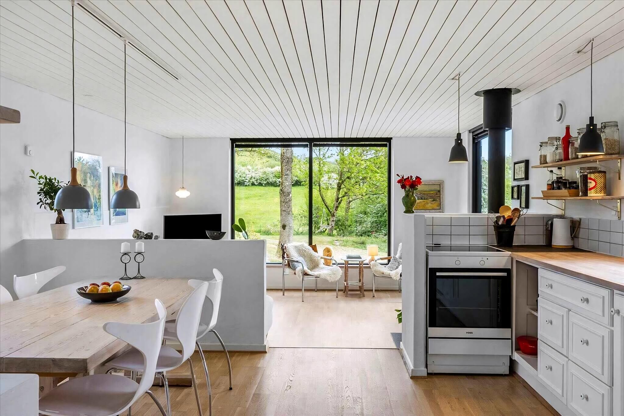 Kjøleskap, ovn, kokeplater og oppvaskmaskin