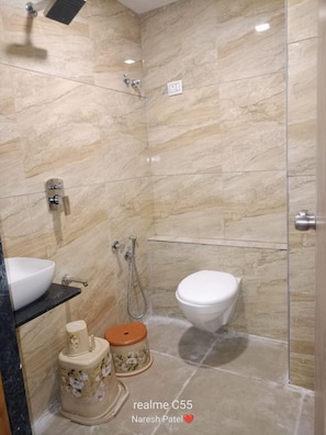 Deluxe Double Room | Bathroom | Shower, towels, soap, shampoo
