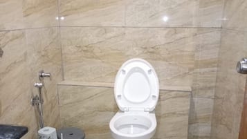 Quarto casal luxo | Banheiro | Chuveiro, toalhas de banho, sabonete, shampoo