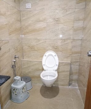 Quarto casal luxo | Banheiro | Chuveiro, toalhas de banho, sabonete, shampoo