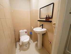 Shower, rainfall showerhead, free toiletries, hair dryer