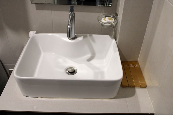 Suite Familiale | Salle de bain | Douche, douche à « effet pluie », articles de toilette gratuits