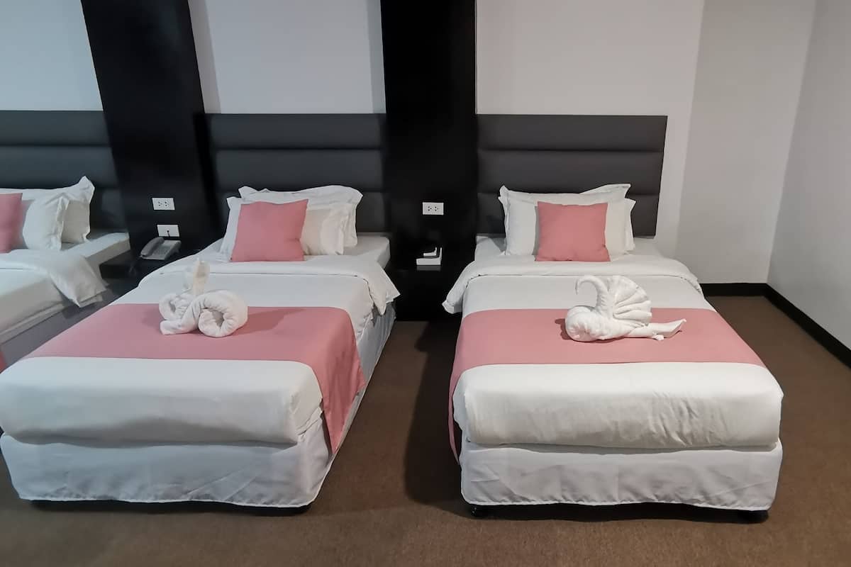 Chambre Familiale | Literie de qualité supérieure, bureau, Wi-Fi gratuit, draps fournis