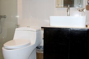 Suite Familiale | Salle de bain | Douche, douche à « effet pluie », articles de toilette gratuits