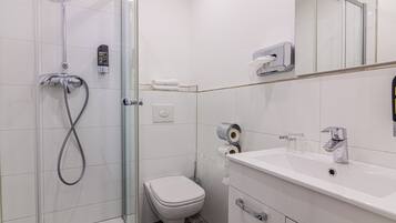 Douche, sĂšche-cheveux, serviettes fournies, savon