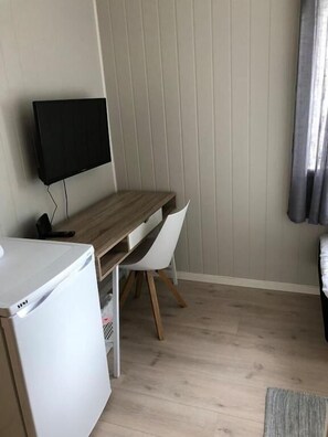 Yhden hengen comfort-huone | Työpöytä, kannettavalle tietokoneelle sopiva työtila, ilmainen Wi-Fi