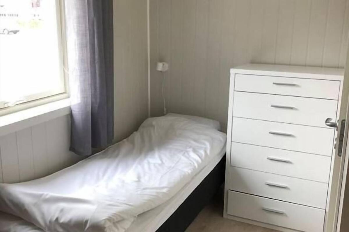 Quarto solteiro econômico | Escrivaninha, espaço de trabalho para notebook, Wi-Fi de cortesia