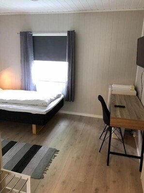 Quarto solteiro standard | Escrivaninha, espaço de trabalho para notebook, Wi-Fi de cortesia