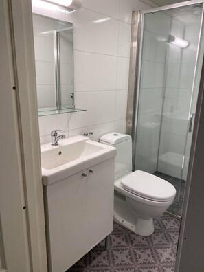 Apartamento conforto | Banheiro | Chuveiro, toalhas de banho, sabonete, shampoo