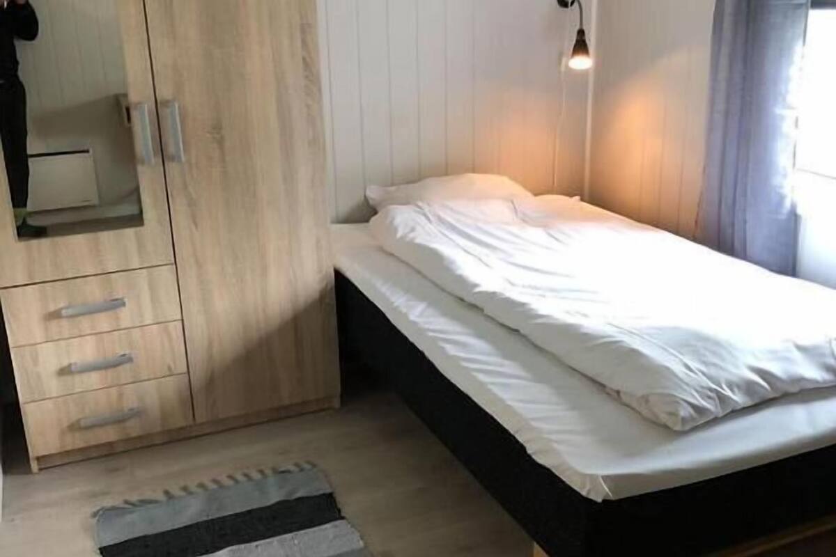 Quarto solteiro standard | Escrivaninha, espaço de trabalho para notebook, Wi-Fi de cortesia