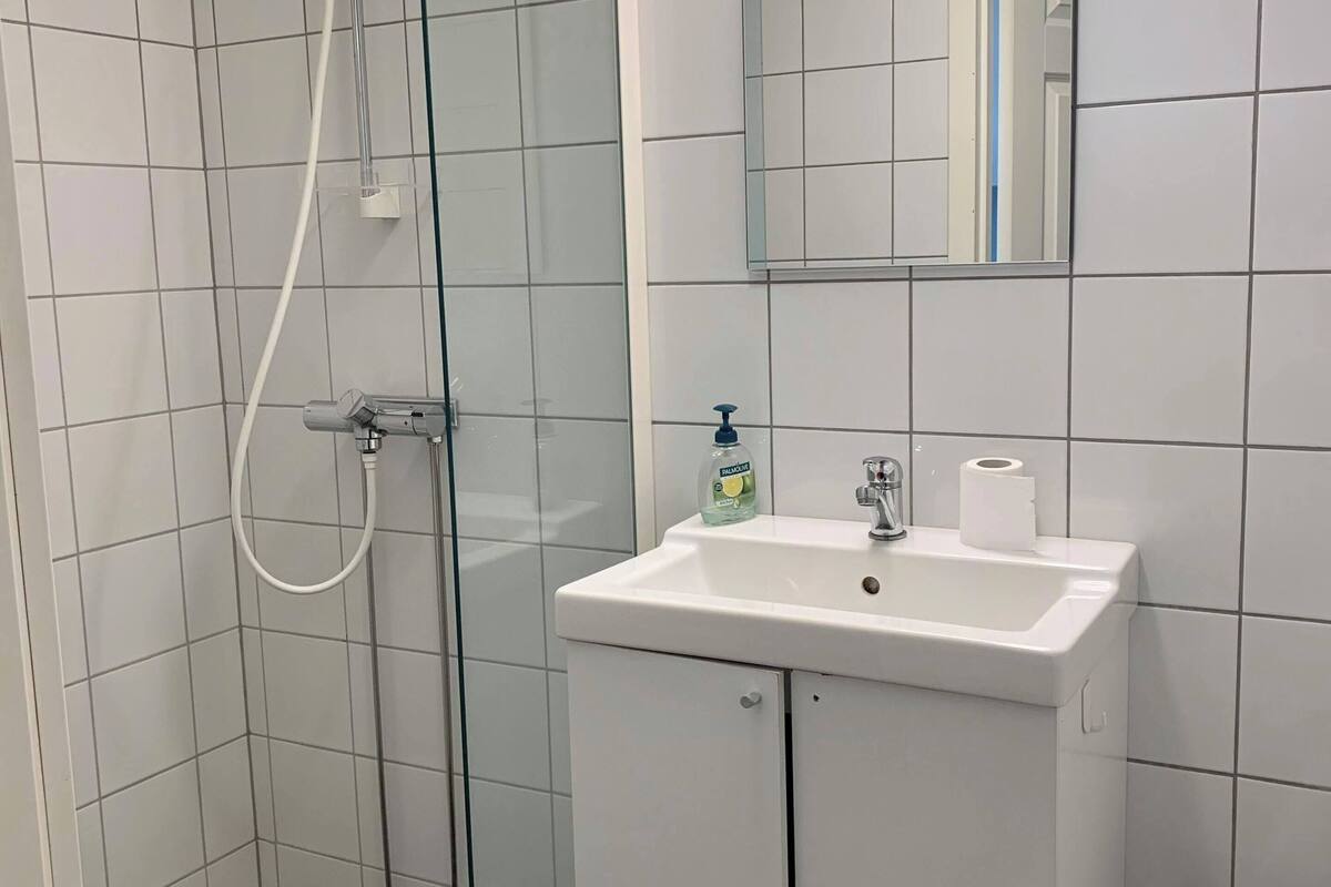 Chuveiro, toalhas de banho, sabonete, shampoo