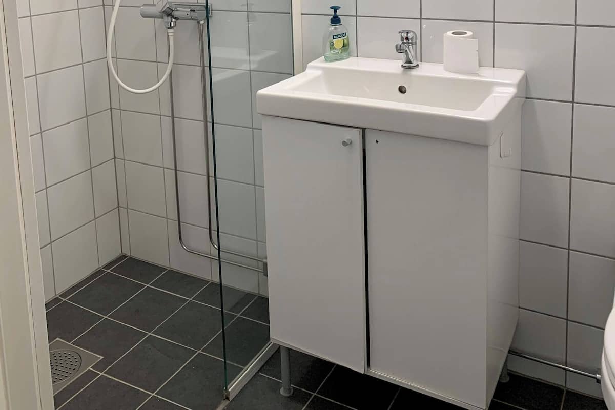 Een douche, handdoeken, zeep, shampoo