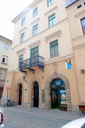 Front of property - Roman Apartments (Kraków)