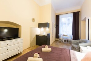 Deluxe Double Room | In-room safe, blackout drapes, iron/ironing board, free WiFi - Roman Apartments (Kraków)