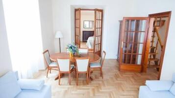 Deluxe-huoneisto, 1 makuuhuone, kaupunkinäköala | Tallelokero huoneessa, pimennysverhot, silitysrauta/-lauta
