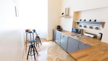 Apartamento luxo, 2 quartos, cozinha | Cofres nos quartos, cortinas blackout, ferros/tábuas de passar roupa