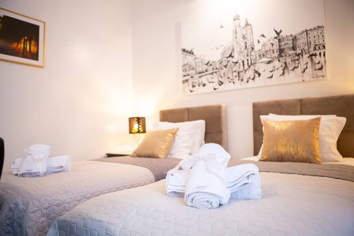 Deluxe Twin Room | In-room safe, blackout drapes, iron/ironing board, free WiFi