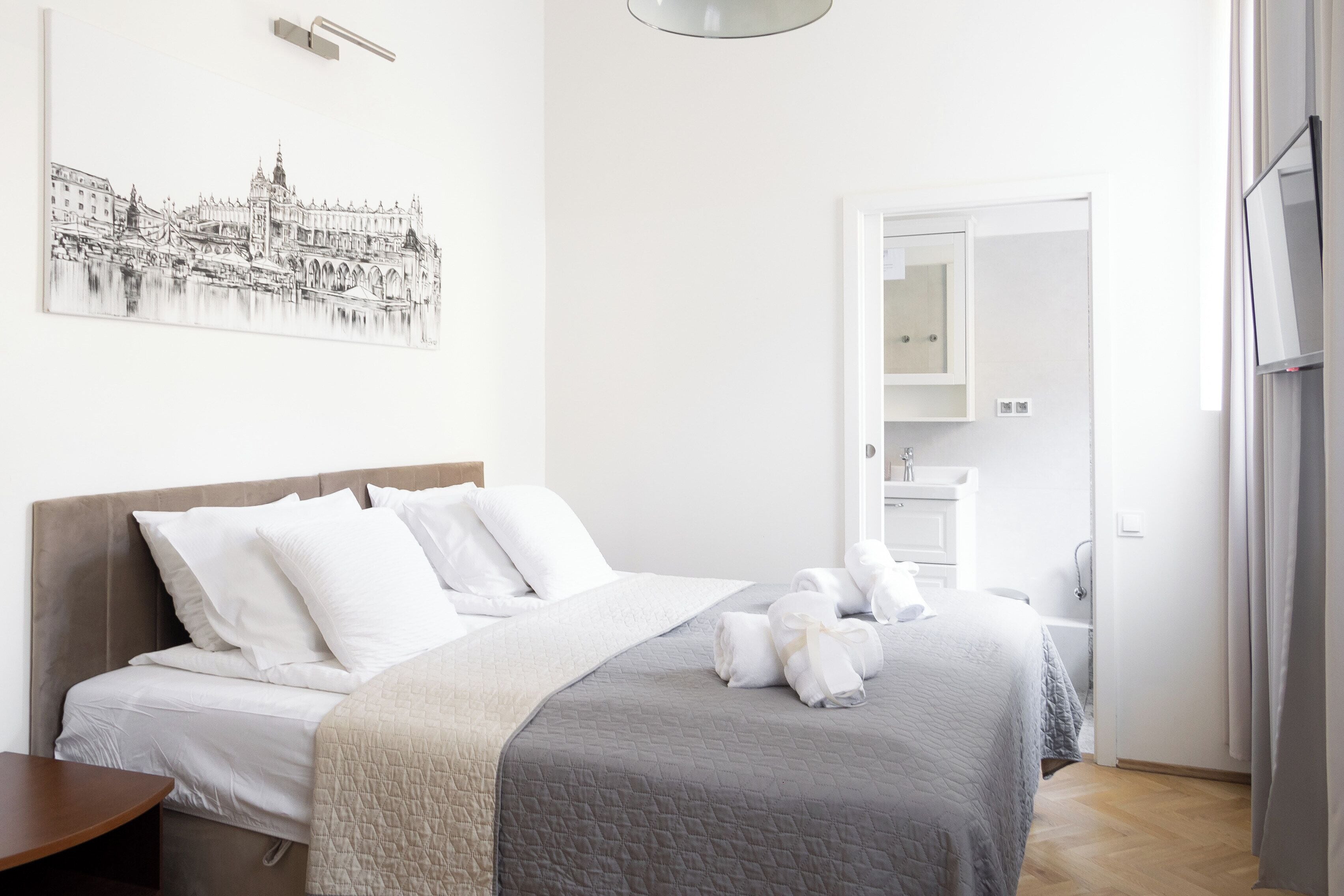 Deluxe Twin Room | In-room safe, blackout drapes, iron/ironing board, free WiFi