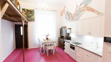 Deluxe-lejlighed - 1 soveværelse - aircondition | Pengeskab på værelset, mørklægningsgardiner, strygejern/strygebræt