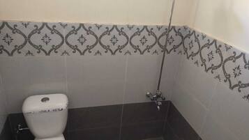 Amenidades de baño gratuitas, toallas, jabón, papel de baño