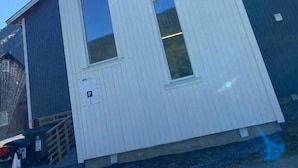 A small white building with a sign reading "MOSJOEN OVERNATTING". - Finnskoggata 20 (Mosjoen)