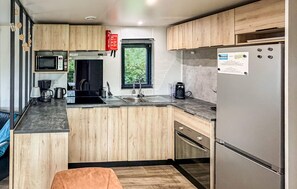 Wasserkocher mit Kaffee-/Teezubehör, Kühlschrank, Mikrowelle, Ofen