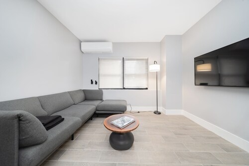Modern 2BR Loft Feel Classic Brooklyn Charm