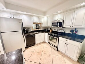 Fridge, microwave, oven, stovetop - Dose of the Coast at Pinnacle Port (Panama City Beach)