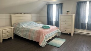 Unclassified image, 4 of 11, button - Large room in the city center (Rimouski)