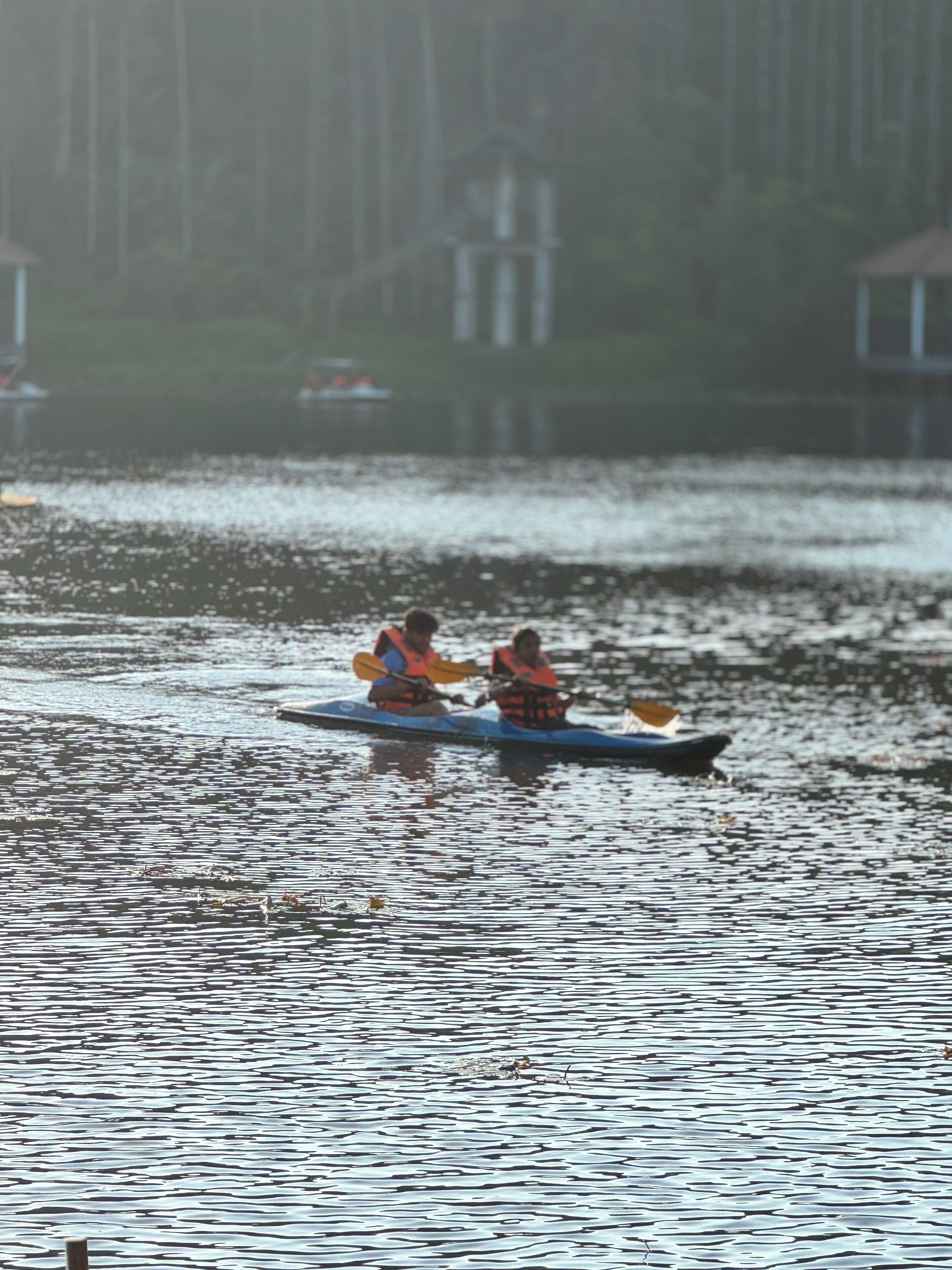 Deux personnes dans un canoë sur une étendue d’eau.